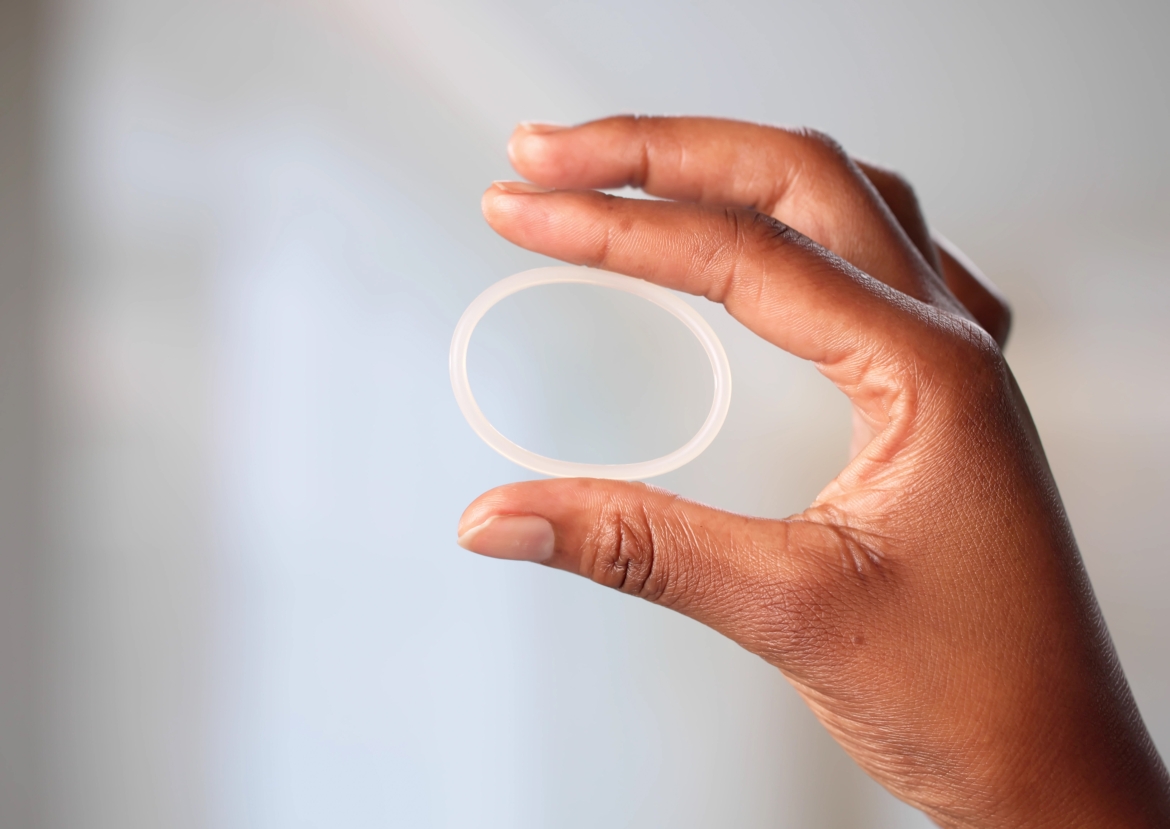 Anel vaginal: por que um método tão eficaz ainda “não pega” no Brasil — e quem mais se beneficia